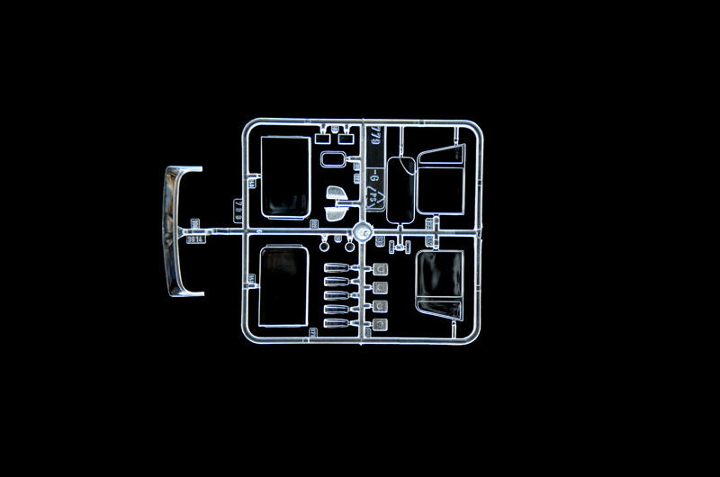 Italeri 003925 1/24 Scale Freightliner Fld 120 Special - Techtonic Hobbies - Italeri