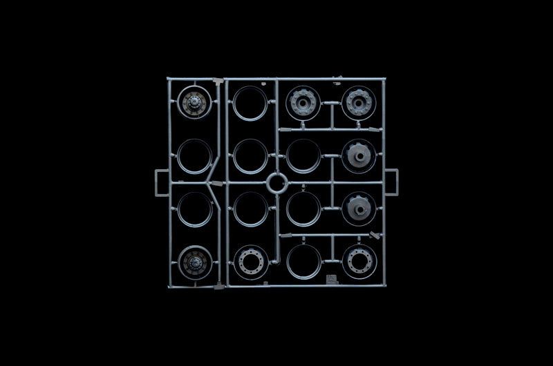 Italeri 003906 1/24 Scale Scania R730 Streamline 4X2 "Silver Griffin" - Techtonic Hobbies - Italeri