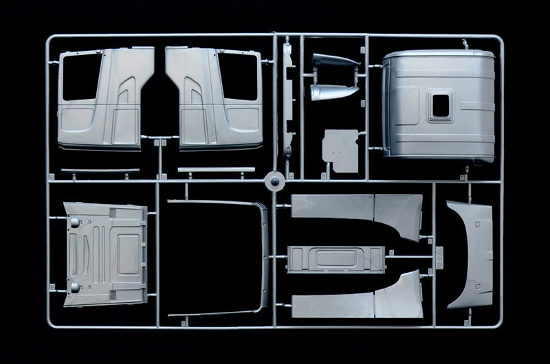 Italeri 003906 1/24 Scale Scania R730 Streamline 4X2 "Silver Griffin" - Techtonic Hobbies - Italeri