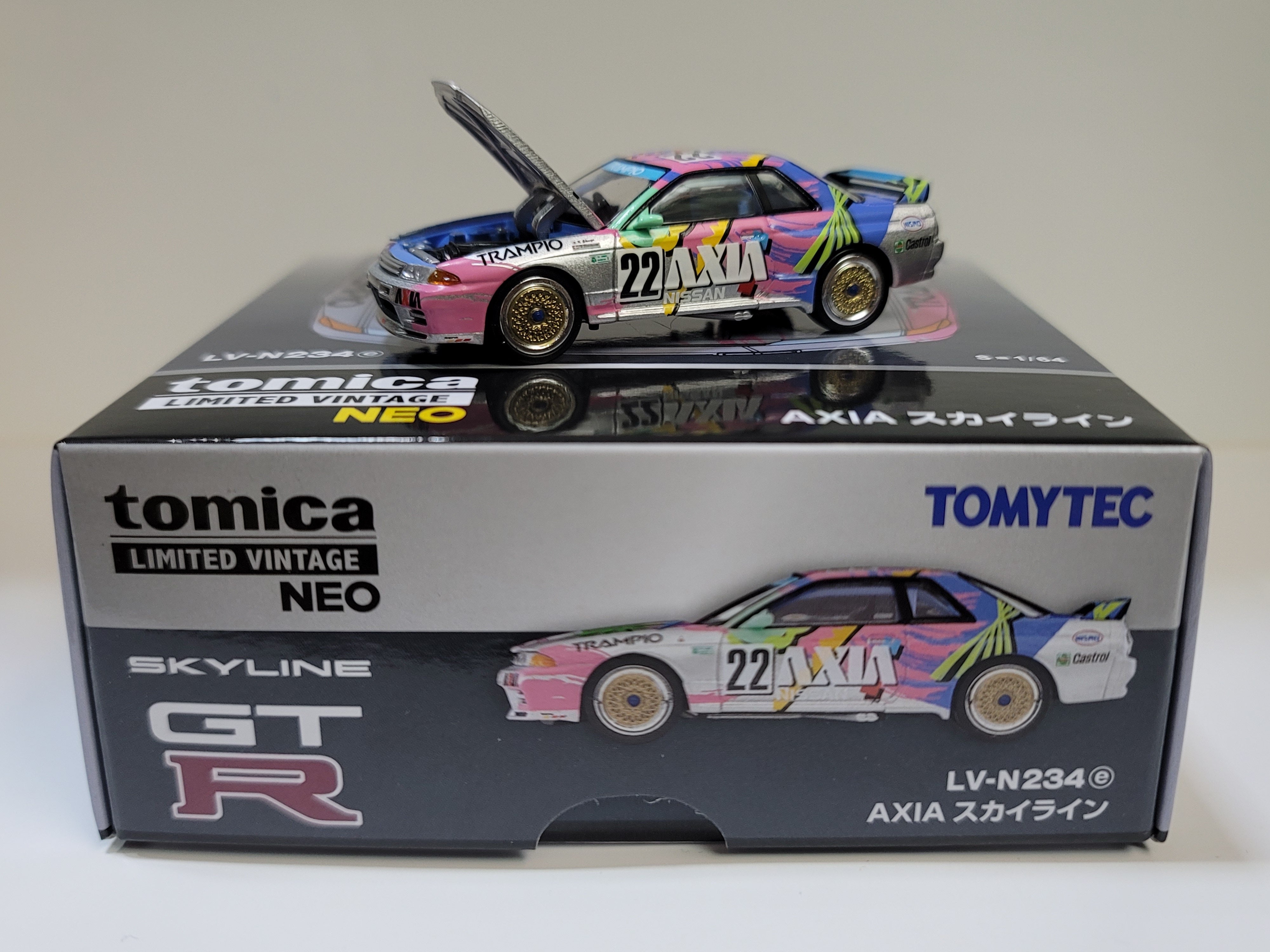 Tomica 1/64 LV-N234e AXIA SKYLINE Silver