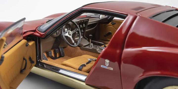 Interior veiw of Kyosho 1/18 Lamborghini Miura P400 Red/Gold Diecast Model Car – Brown Interior