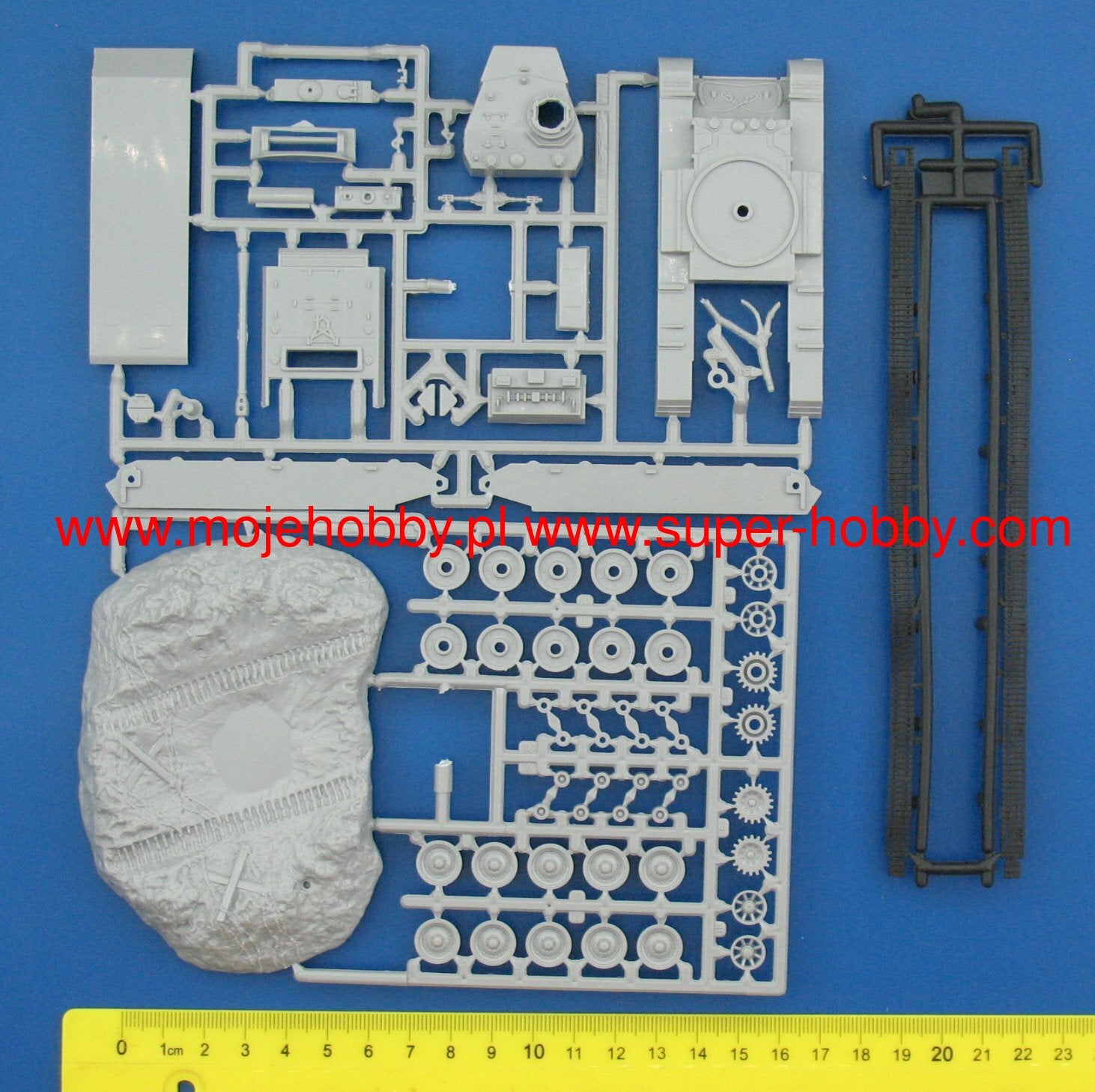 Revell 03323 1/76 Scale M24 Chaffee Light Tank Model Kit - Techtonic Hobbies - Revell