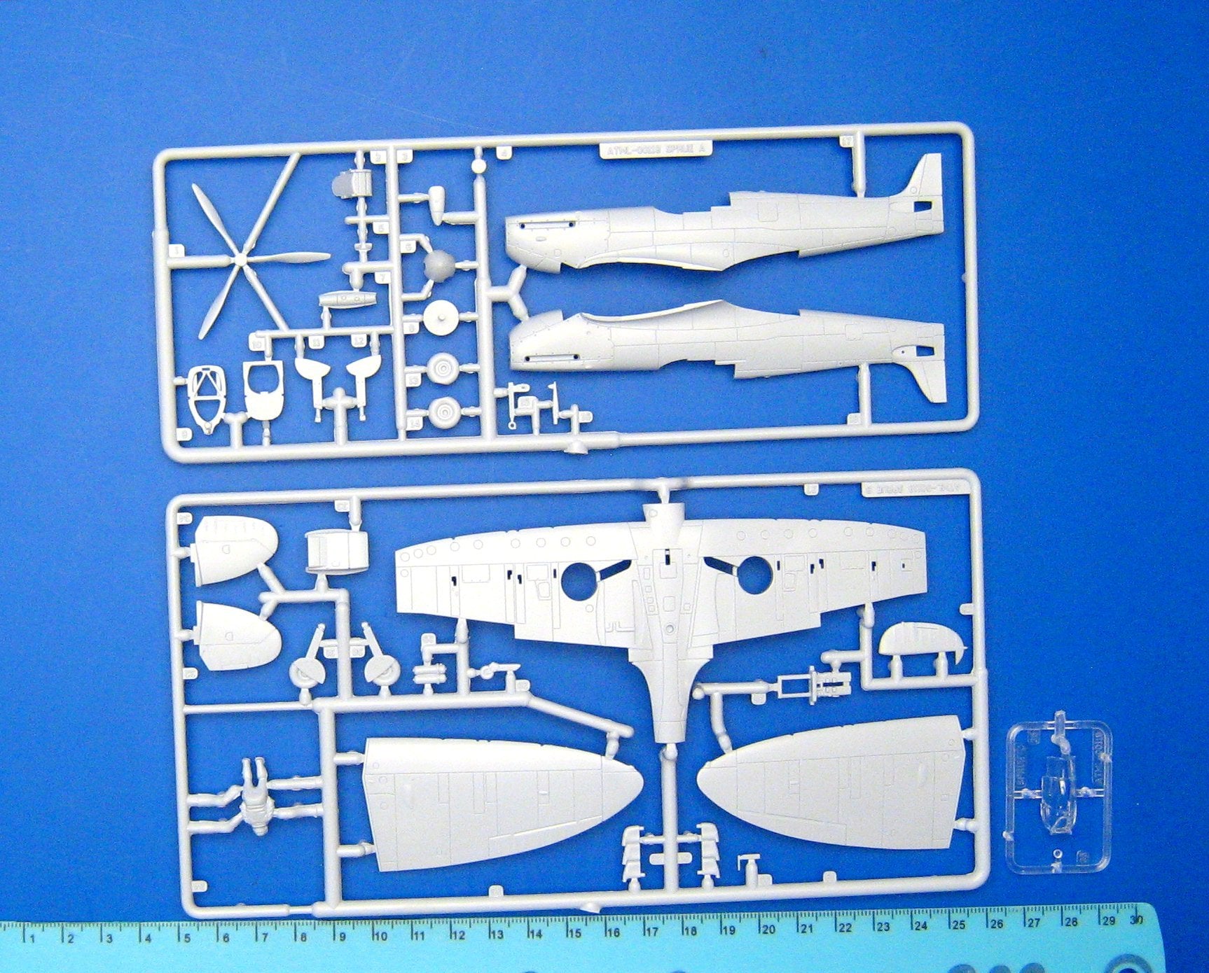 Airfix Spitfire Mkia & Messerschmitt Bf109E-4 Dogfight Doubles Gift Set 1:72 - Techtonic Hobbies - Airfix